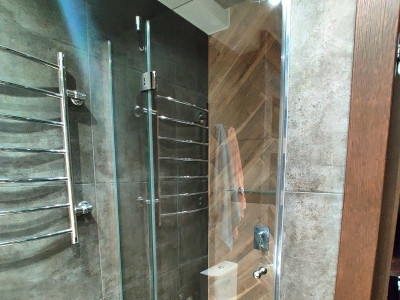 Стеклянная душевая с распашной дверью