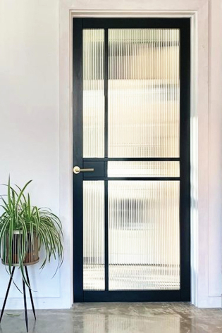 На что обратить внимание при выборе фурнитуры для распашной стеклянной двери