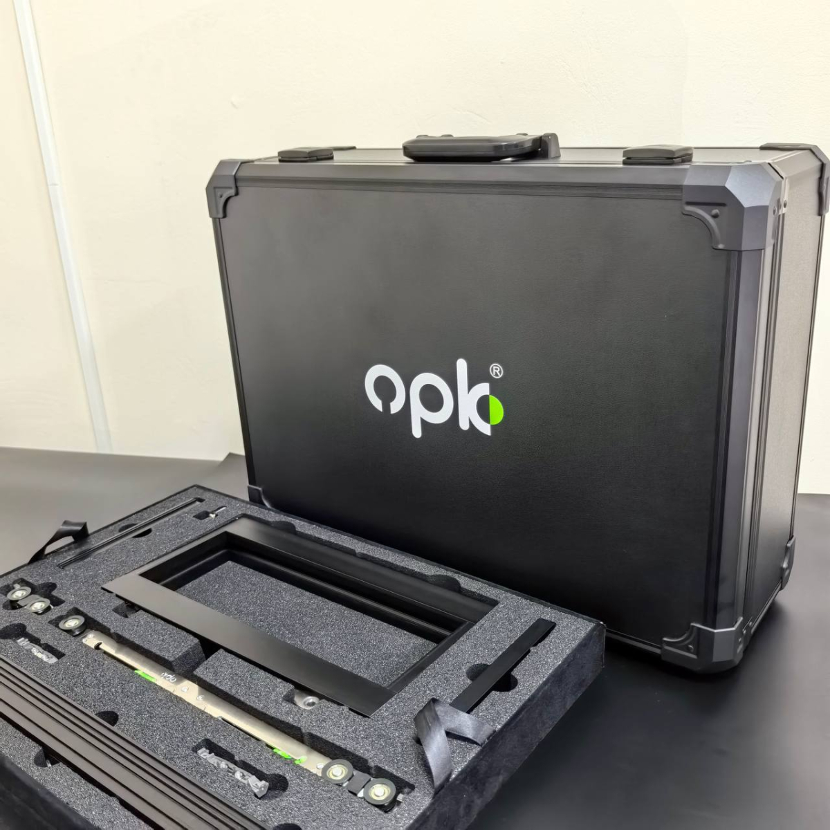 Готовая новинка для ваших продаж - Чемодан FDSA-19 с образцами раздвижной системы FDS‑19