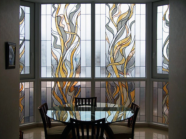 Витражи в окнах, нишах и перегородках