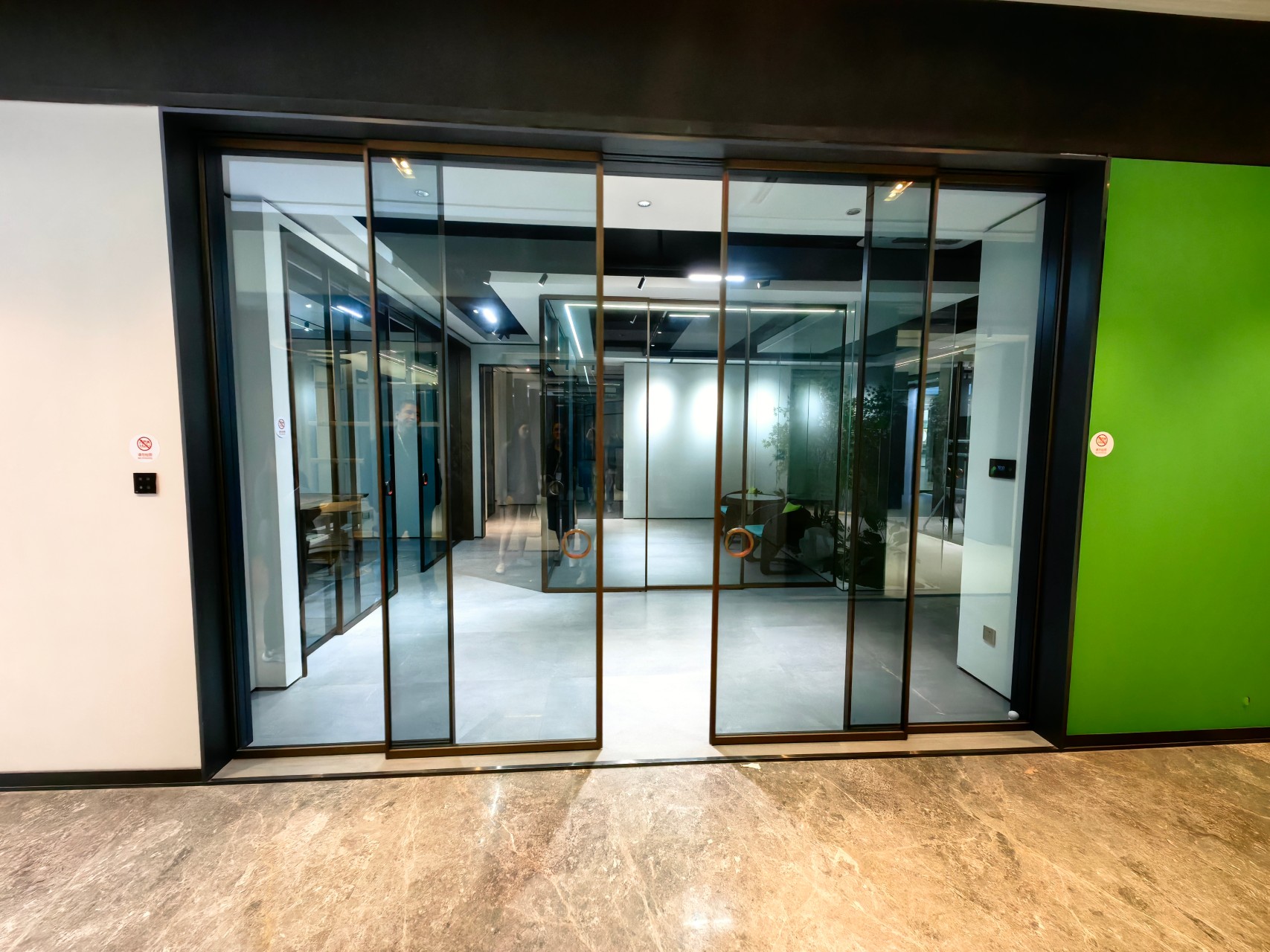 Комплект раздвижной системы DSK-191.2.1.2 AL/BL-MW синхро на 2 двери (2C+2) скрытое крепление в потолок, алюминий/черный с белой крышкой