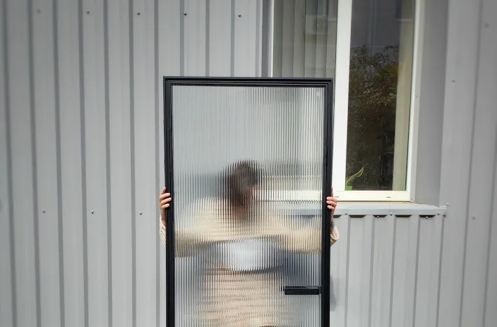 FMD-6. Дверь тонкая алюминиевая межкомнатная 800х2000, стекло рифленное прозрачное