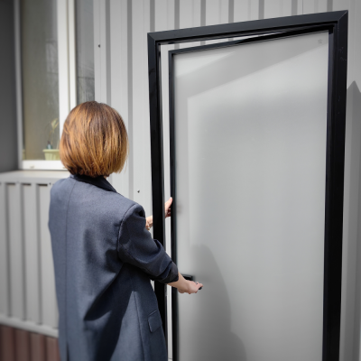 Дверь алюминиевая межкомнатная 800х2000 правая открывание внутрь, стекло матовое FMD-8R-1 AL/Bl-Sn Черная