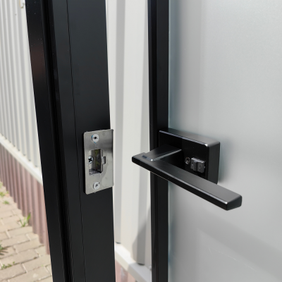 Дверь алюминиевая межкомнатная 800х2000 правая открывание внутрь, стекло матовое FMD-8R-1 AL/Bl-Sn Черная