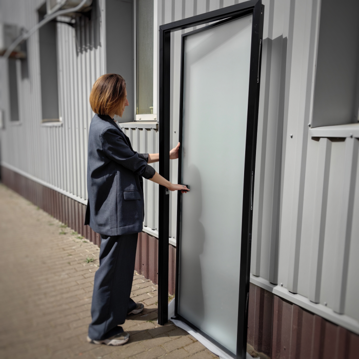 Дверь алюминиевая межкомнатная 800х2000 правая открывание наружу, стекло матовое FMD-8R-2 AL/Bl-Sn Черная