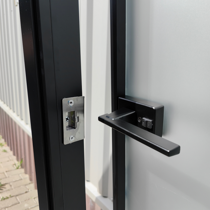 Дверь алюминиевая межкомнатная 800х2000 правая открывание наружу, стекло матовое FMD-8R-2 AL/Bl-Sn Черная