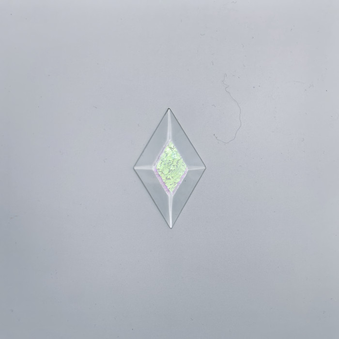 Бевелс AV131 дихроичный ромб 38 х 64 мм, красный мороз