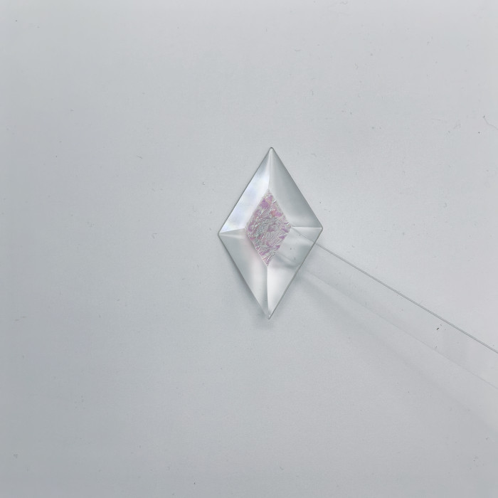 Бевелс AV131 дихроичный ромб 38 х 64 мм, красный мороз