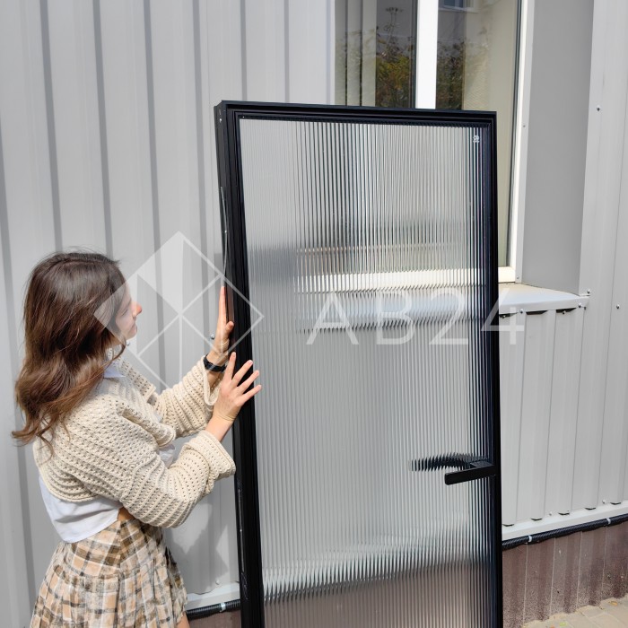 Дверь тонкая алюминиевая межкомнатная 800х2000 правая открывание внутрь, стекло рифленое прозрачное FMD-6R-1 AL/Bl-Rc Черная